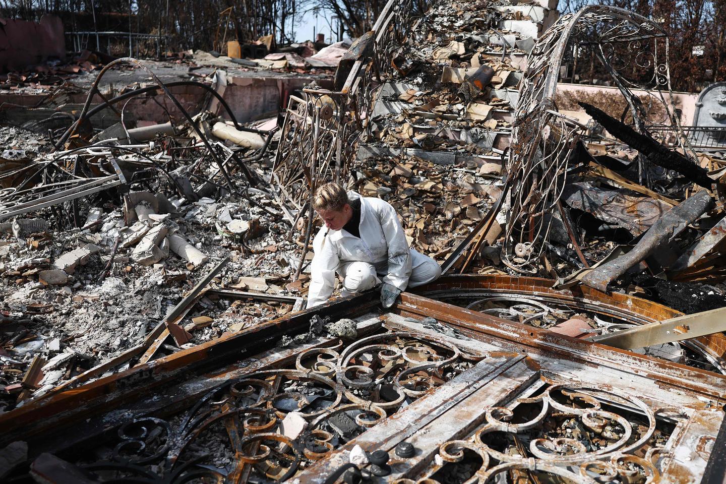 Evacuated residents wait hours for a chance to return to burned LA neighborhoods