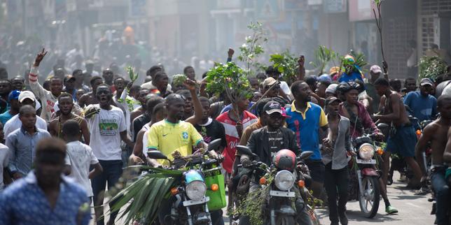 În RDC, mai multe ambasade, printre care cele ale Franței și Rwanda, atacate de manifestanți pentru a denunța războiul din Est. 