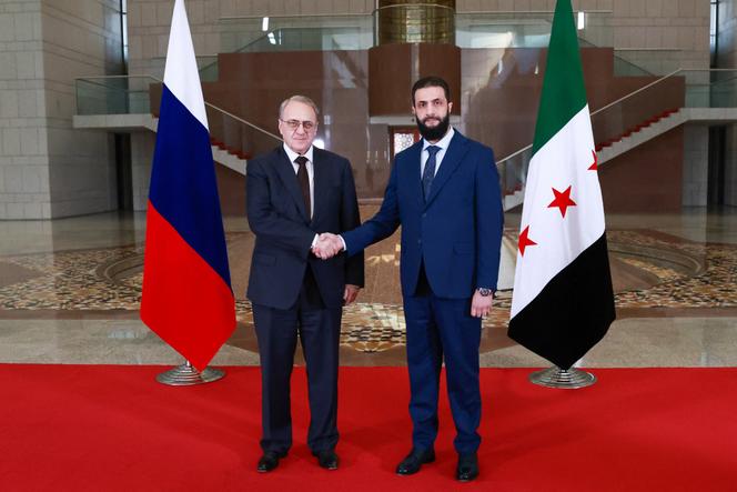 Une photo diffusée par le gouvernement de transition syrien le 29 janvier 2025 montre le nouveau dirigeant syrien, Ahmed al-Charaa (à droite), et le vice-ministre russe des affaires étrangères, Mikhaïl Bogdanov, à Damas.