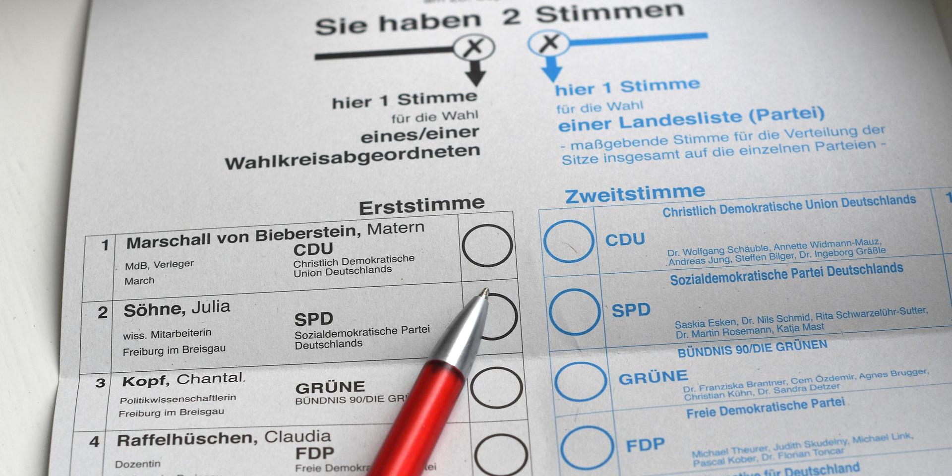 Un bulletin de vote allemand, avec les deux voix : la première (en noir) et la seconde (en bleu).