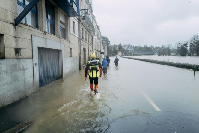 Les pompiers se préparent à évacuer les résidents, à Redon (Ille -t-Vilaine), le 29 janvier 2025.