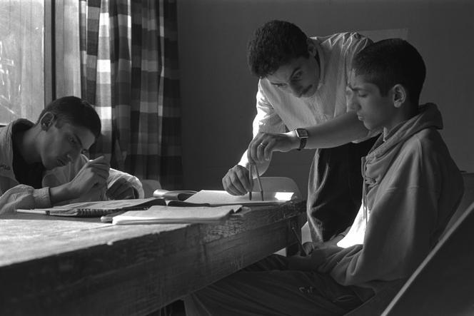 Aide aux devoirs à la MJC de Sarcelles (Val-d’Oise), le 30 avril 1994.