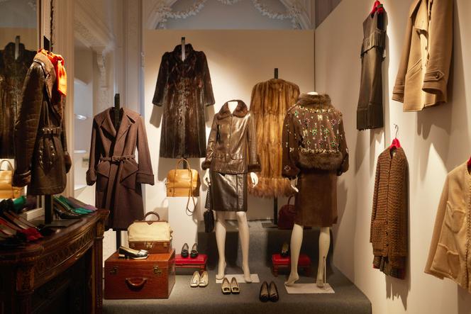 Une partie de la collection de Didier Ludot exposée dans la maison de vente aux enchères Bonhams Cornette de Saint Cyr, à Paris.