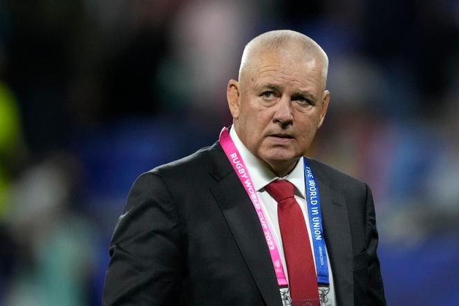 L'entraîneur-chef du Pays de Galles, Warren Gatland, se tient sur le terrain alors que ses joueurs se réchauffent avant le match de piscine C de la Coupe du monde de rugby entre le Pays de Galles et l'Australie au stade OL à Lyon, en France, le 24 septembre 2023.