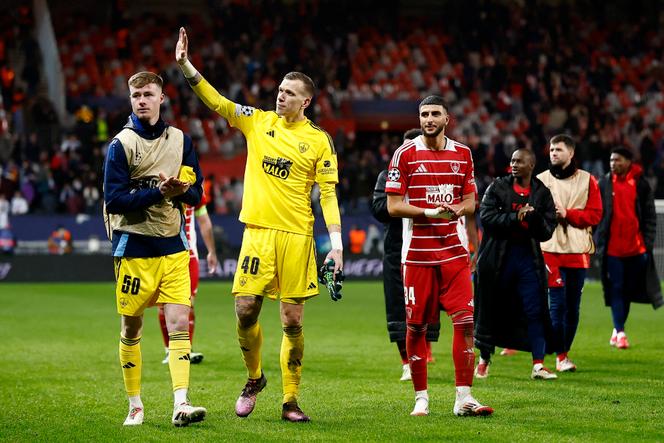 Le gardien du Stade brestois, Marco Bizot, après la défaite de son équipe face au Real Madrid, lors d’un match de Ligue des champions, au stade de Roudourou, à Guingamp (Côtes-d’Armor), le 29 janvier 2025.  










