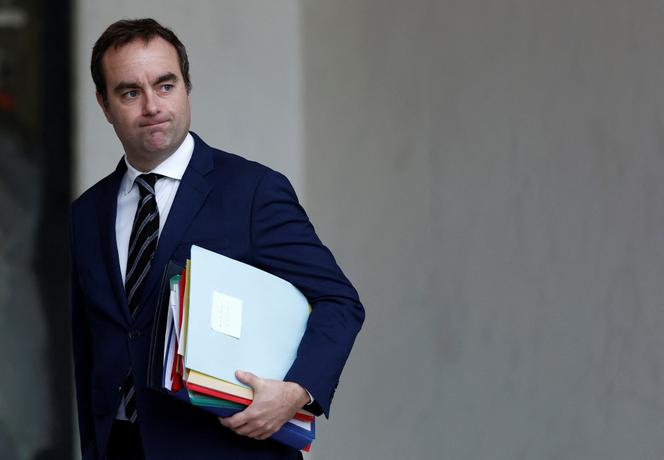 Le ministre des armées français, Sébastien Lecornu, quitte le palais de l’Elysée, à Paris, le 29 janvier 2025.