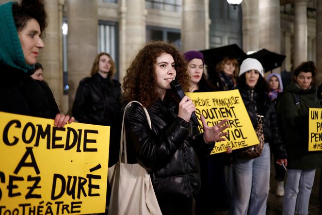 Marie Coquille-Chambel (au centre) et d’autres membres du collectif #metoothéâtre manifestent contre l’impunité des violences sexistes et sexuelles devant la Comédie-Française à Paris, le 29 janvier 2025.
