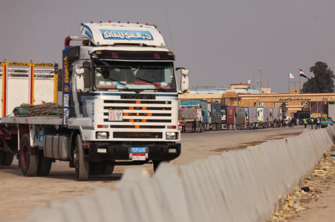 Des camions attendent à la frontière de pouvoir entrer à Gaza et livrer l’aide humanitaire qu’ils transportent, à Rafah en Egypte, le 28 janvier 2025.