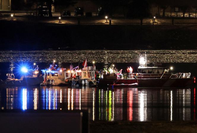 Le personnel d’urgence et les plongeurs travaillent sur le site de l’accident, jeudi 30 janvier, après la collision entre un avion et un hélicoptère militaire à Washington. 