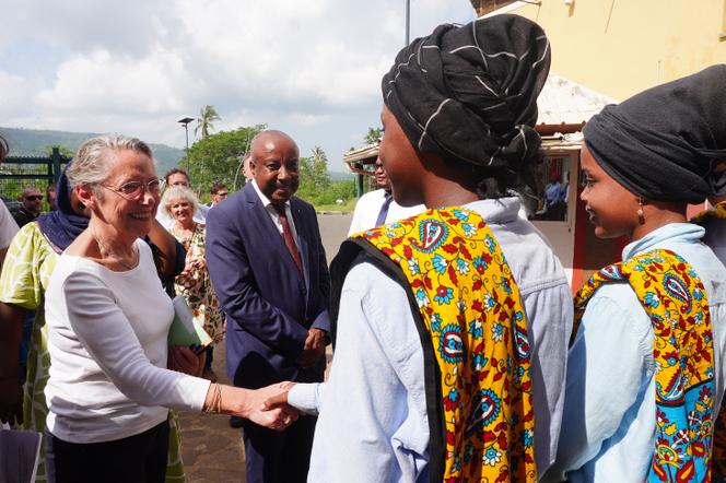 Os estudantes e os funcionários recebem o Ministro da Educação Nacional, Ensino Superior e Pesquisa, Elisabeth Borne, para uma visita escolar a Bandrele, Mayotte, 30 de janeiro de 2025.