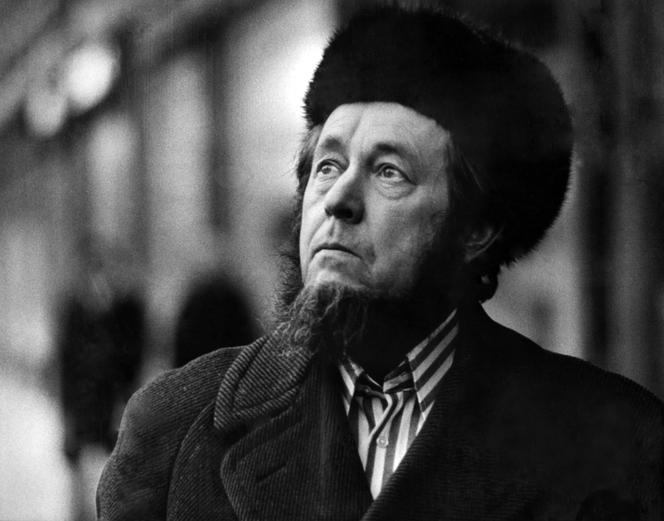 Alexandre Soljenitsyne, à Cologne, en Allemagne, avant son départ pour Zurich, en Suisse, le 15 février 1974. 