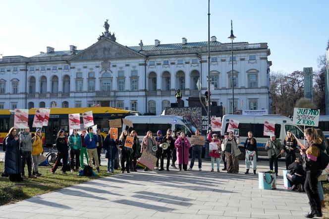 Des partisans de Justyna Wydrzynska, militante des droits des femmes et du droit à l’IVG, devant la Cour d’appel à Varsovie, Pologne, jeudi 30 janvier. 2025.