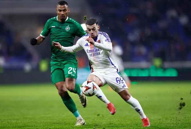 Olivier Verdon du Ludogorets Razgrad, et Georges Mikautadze de l’Olympique lyonnais, sur le terrain du Groupama Stadium, le 30 janvier 2025.