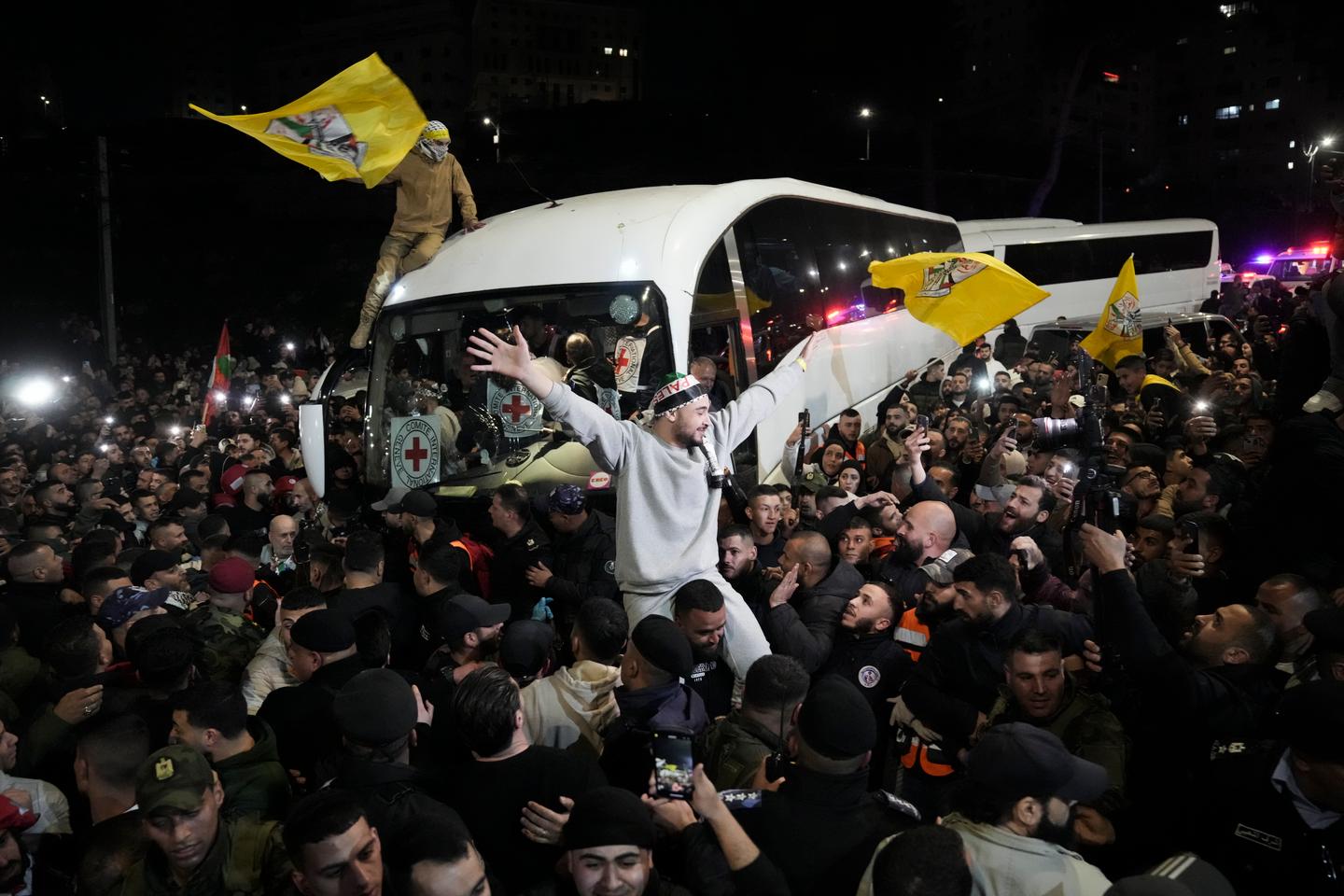 Two buses carrying released Palestinian prisoners reach Ramallah
