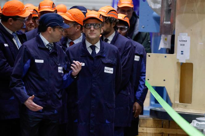 Emmanuel Macron (au centre) lors de sa visite de l’atelier de maintenance nucléaire de Framatome à Maubeuge (Nord), le 29 janvier 2025. 