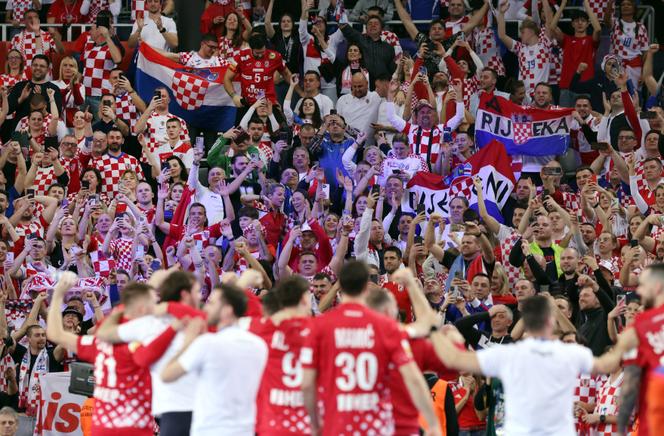 Os 16.500 apoiadores croatas da arena Zagreb ofereceram um show completo, cantando e se escondendo durante toda a semifinal contra a França, quinta-feira, 30 de janeiro. 