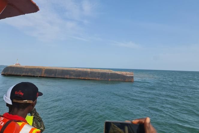 La barge Terang 3002 sur le lieu de l’accident prise au cours de la mission d’enquête du gouvernement, le 22 juin 2023, dans le golfe de Guinée.