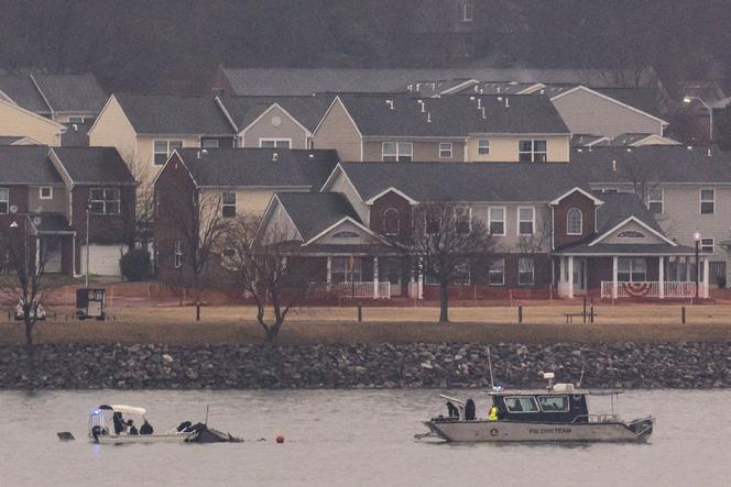 Des équipes de sauveteurs fouillent les débris de l’avion qui s’est abîmé dans le fleuve Potomac mercredi soir. A Arlington, en Virginie, le 31 janvier 2025.