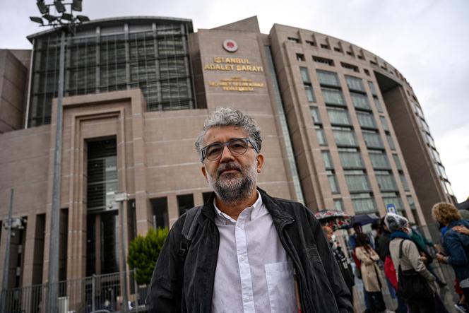 Erol Önderoglu, représentant de Reporters sans frontières (RSF) en Turquie, devant le palais de justice d’Istanbul avant son procès pour avoir pris part à une campagne de solidarité en faveur du quotidien d’opposition prokurde « Özgür Gündem », le 30 septembre 2021.