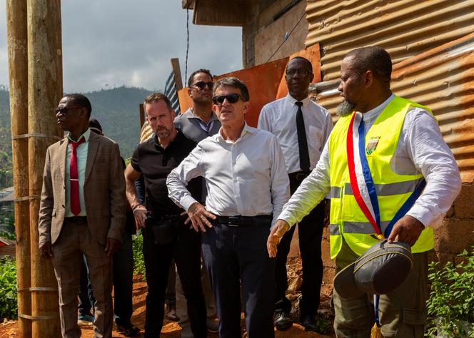 Le ministre des outre-mer, Manuel Valls (au centre), en déplacement sur l’île de Grande-Terre, à  Mayotte, le 30 janvier 2025.