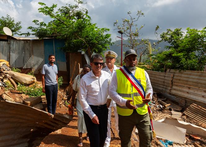 Le ministre des outre-mer, Manuel Valls, le maire de Dembéni, Saidi Moudjibou, et, derrière eux, le préfet de Mayotte, François-Xavier Bieuville, à Tsararano, à Mayotte, le 30 janvier 2025.