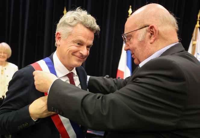 Lors de la passation des pouvoirs, à la mairie de Saint-Amand-les-Eaux (Nord) entre l’ancien maire Alain Bocquet (à droite) et le nouveau, Fabien Roussel, le 30 janvier 2025.