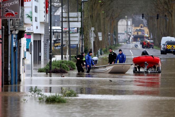 Dans une rue inondée à Redon, le 31 janvier 2025.
