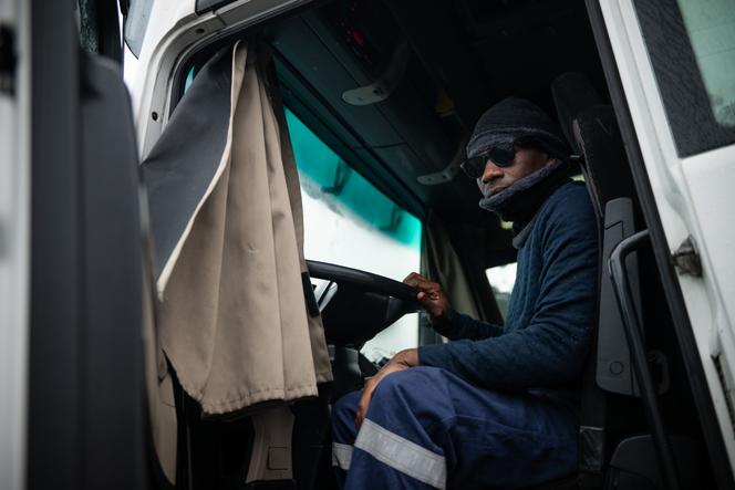 Brighton Jonasi, routier originaire du Zimbabwe, travaille en Europe sous contrat slovaque, à Survilliers (Val-d’Oise), le 31 janvier 2025.