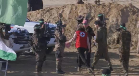 Ofer Kalderon, retenu en otage à Gaza depuis l’attaque meurtrière du 7 octobre 2023, est libéré par des militants du Hamas dans le cadre d’un cessez-le-feu et d’un échange d’otages et de prisonniers entre le Hamas et Israël, sur cette image tirée d’une vidéo, à Khan Younès, dans le sud de la bande de Gaza, le 1er février 2025.