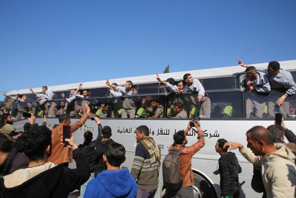Des prisonniers palestiniens libérés sont accueillis à Khan Younès, dans le sud de la bande de Gaza, le 1er février 2025.