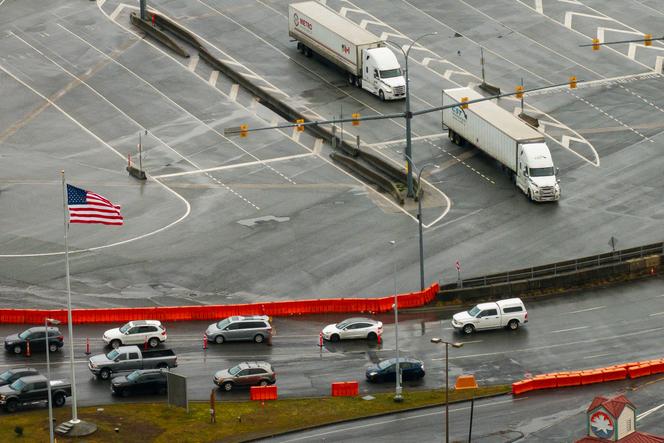 Des camions en provenance du Canada entrent aux Etats-Unis, au poste-frontière de Pacific Highway, à Blaine (Washington), le 1ᵉʳ février 2025.