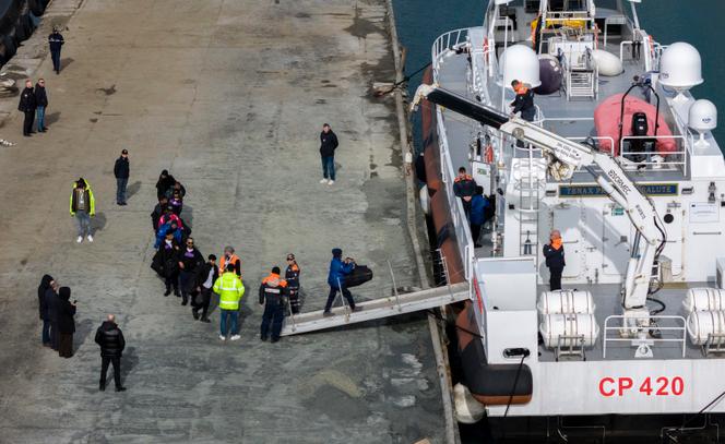 Des migrants montent à bord d’un navire italien pour être transférés depuis les centres de traitement des demandes d’asile en Albanie vers l’Italie, à Shengjin, en Albanie, le 1ᵉʳ février 2025.