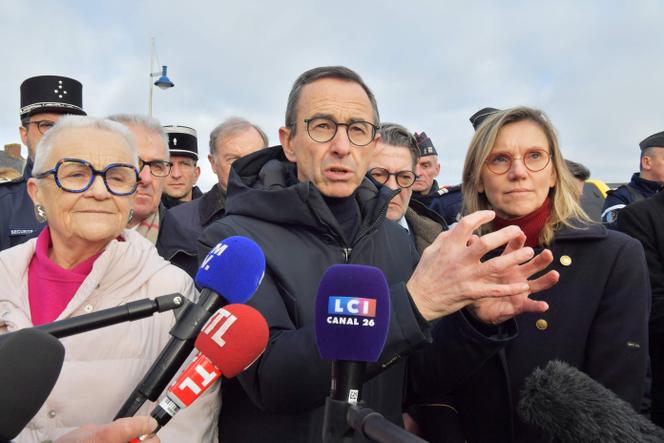 Le ministre de l’intérieur, Bruno Retailleau, s’adresse à la presse entouré de la ministre déléguée à la ruralité, Françoise Gatel (à gauche) et de la ministre de la transition écologique, Agnès Pannier-Runacher, lors d’une visite à Redon, le 1ᵉʳ février 2025.