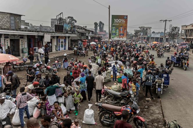 Des habitants se rassemblant le long de la route à Goma, le 1er février 2025.