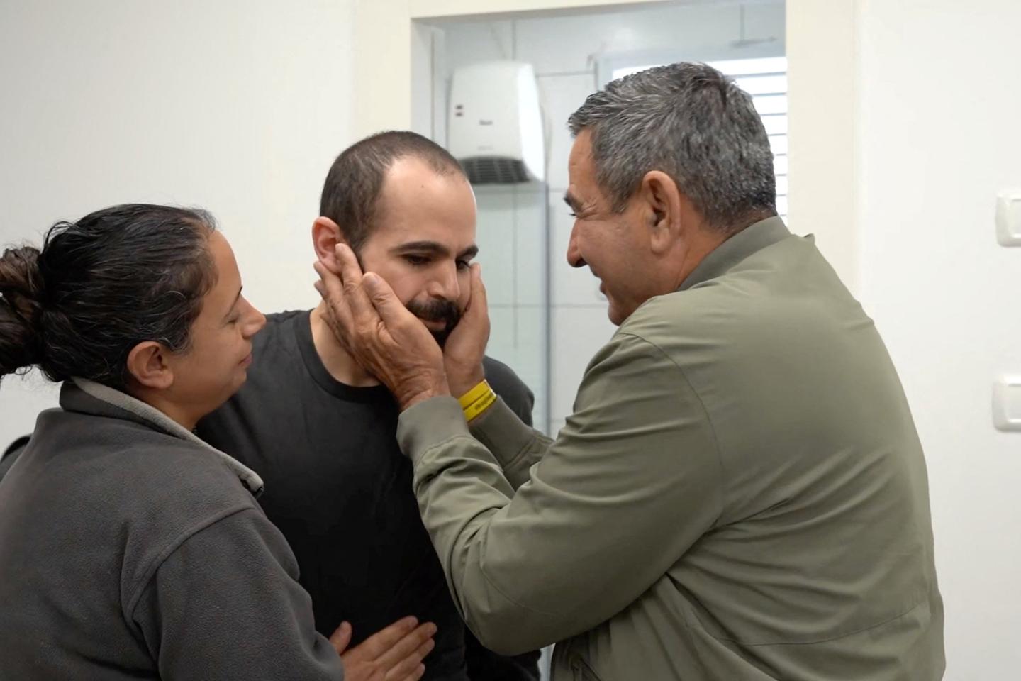 Hamas releases three more hostages: Israel worries about the fate of the wife and children of one of them