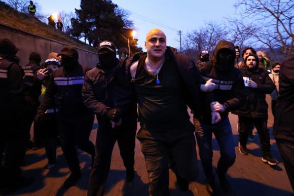 Nika Melia, du parti libéral pro-européen Akhali, arrêté lors d’une manifestation antigouvernementale à la périphérie de Tbilissi, dimanche 2 février 2025.