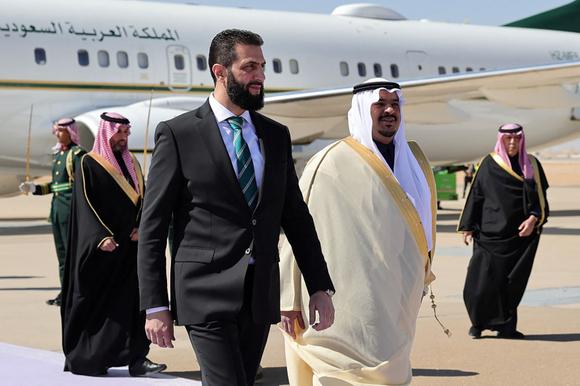 Le président par intérim syrien, Ahmed Al-Charaa (à gauche), reçu par le prince Mohammed Ben Abdel Rahmane Ben Abdelaziz, gouverneur adjoint de la région de Riyad, le 2 février 2025.
Photo diffusée par l’agence de presse officielle arabe syrienne (SANA).
