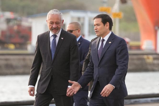 Ο υπουργός Εξωτερικών των ΗΠΑ Marco Rubio και ο διαχειριστής της Αρχής του Παναμά Ricaurte Vasquez Tour The Miraflores κλειδώνουν στο κανάλι του Παναμά στην πόλη του Παναμά, στις 2 Φεβρουαρίου 2025.