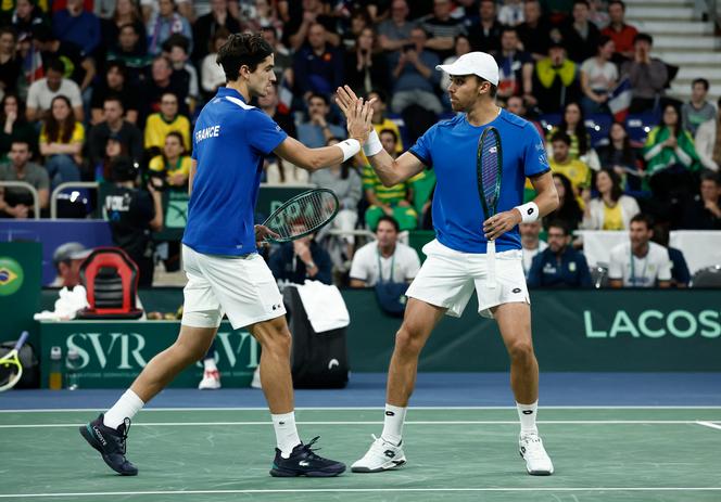 Benjamin Bonzi (à droite) et Pierre-Hugues Herbert, lors du double de Coupe Davis contre les Brésiliens Marcelo Melo et Rafael Matos, à Orléans, le 2 février 2025. 