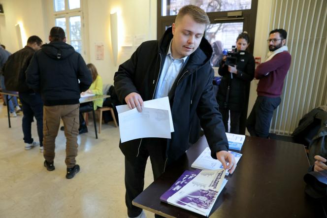Louis Boyard, candidat de la France Insoumise, dans un bureau de vote de Villeneuve-Saint-Georges, le 2 février 2025. 