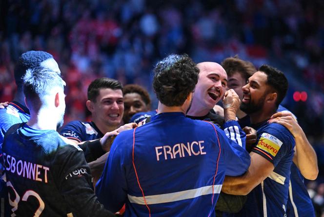 Les joueurs de l’équipe de France de handball félicitent l’un de leurs gardiens, Charles Bolzinger (au centre), auteur d’un arrêt décisif dans les derniers instants du match entre les Bleus et le Portugal, pour la médaille de bronze du Mondial, à Oslo, le 2&nbsp;février&nbsp;2025. 