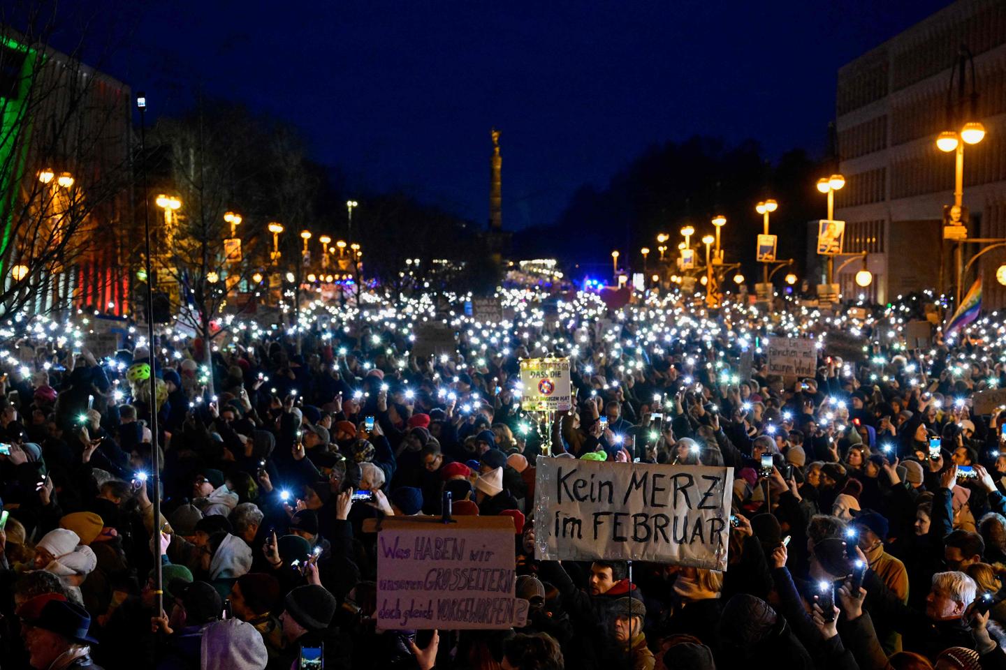 ベルリンでは、16万人以上が集まり、右と極端な右の和解を非難するために集まりました