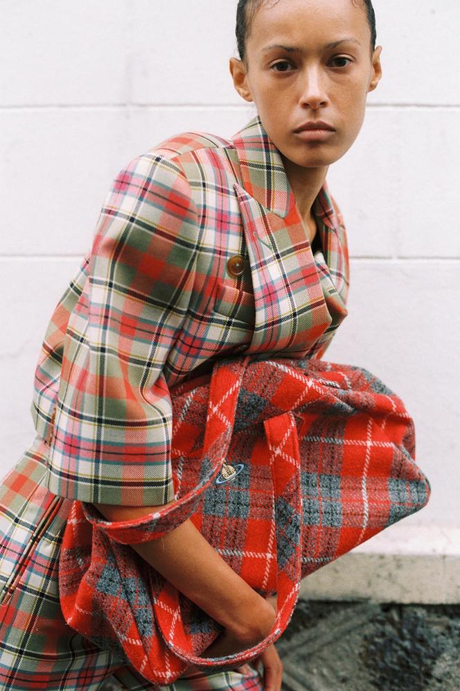 Veste et pantalon en laine, 1 004 € et 800 €, sac en tweed, 660 €, Vivienne Westwood.