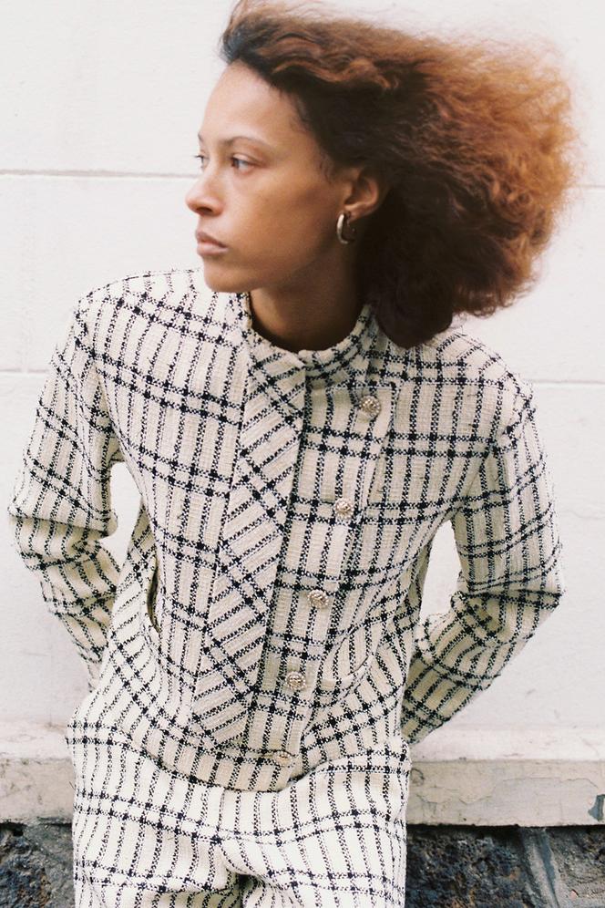 Veste et pantalon en tweed, prix sur demande, et boucles d’oreilles Chanel. 
