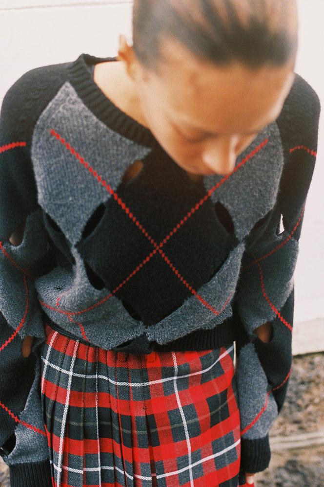 Pull en cachemire et jupe en laine, Dior, prix sur demande.