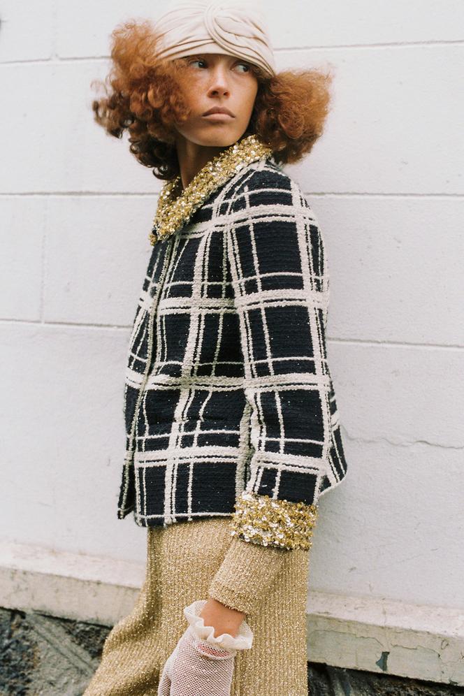 Veste en tweed, prix sur demande, pull, pantalon, gants et turban Valentino.