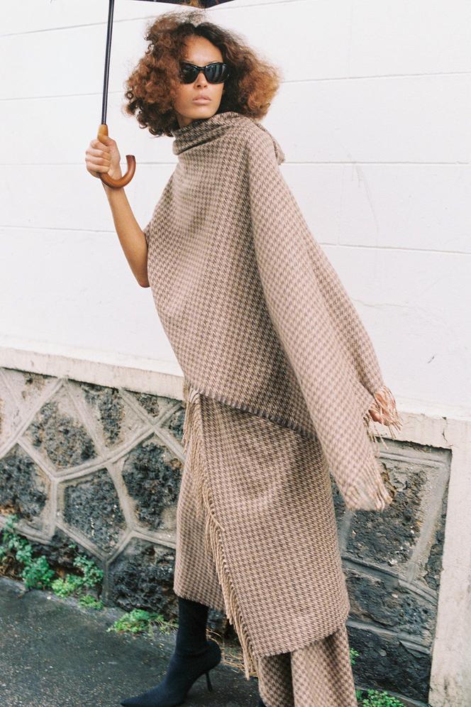 Echarpe et jupe foulard en laine, prix sur demande, lunettes de soleil et bottes, Balenciaga.