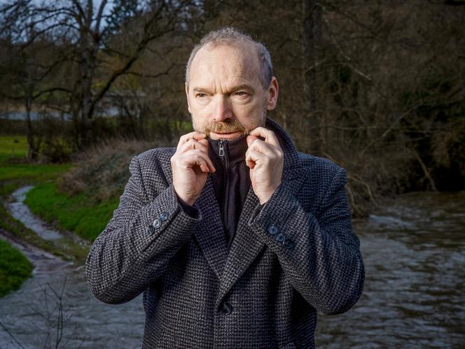 Le traducteur littéraire Eric Boury, chez lui, à Sainte-Sévère-sur-Indre (Indre), le 29 janvier 2025.