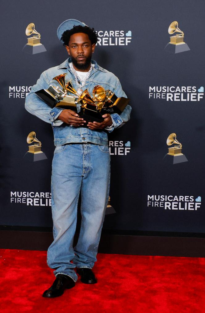 Kendrick Lamar et ses prix, lors des 67ᵉ Grammy Awards, à la Crypto.com Arena, à Los Angeles (Californie), le 2 février 2025.