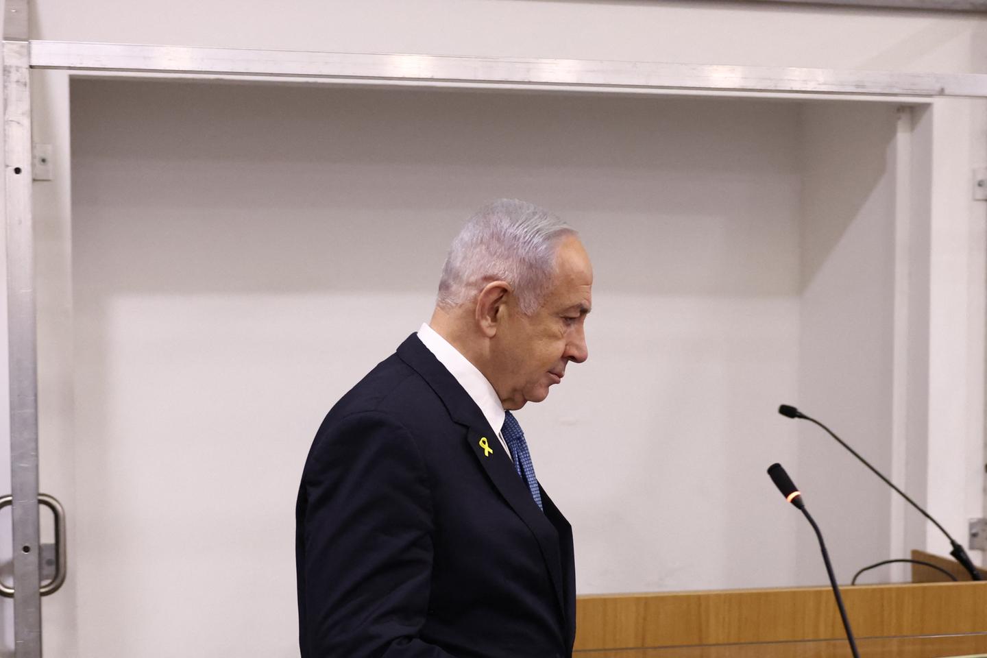 Benjamin Netanyahu weakened on the eve of his meeting with Donald Trump
